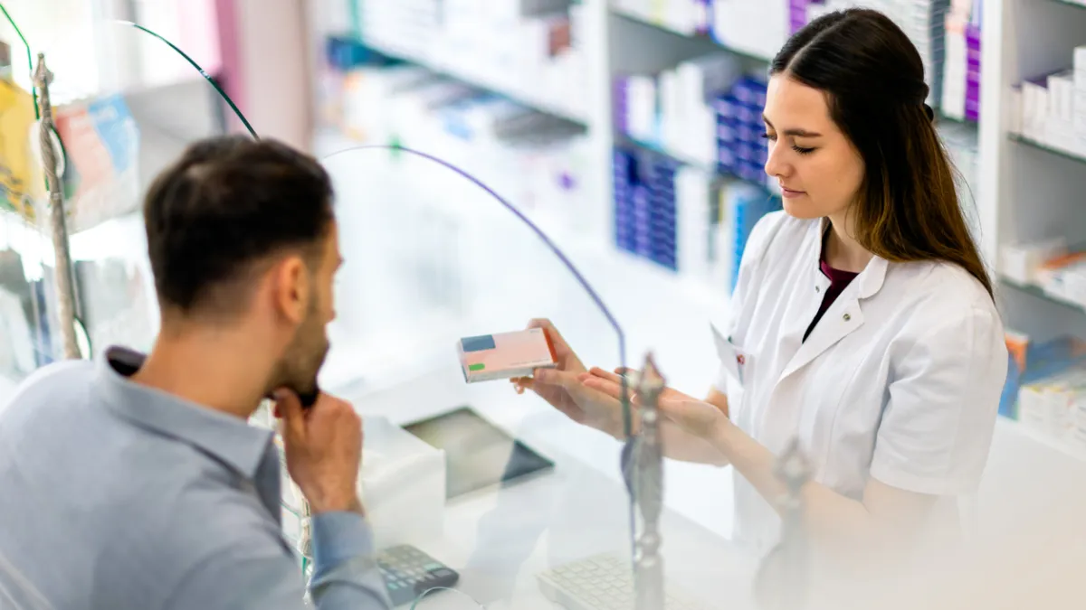 patient et pharmacienne dans une pharmacie