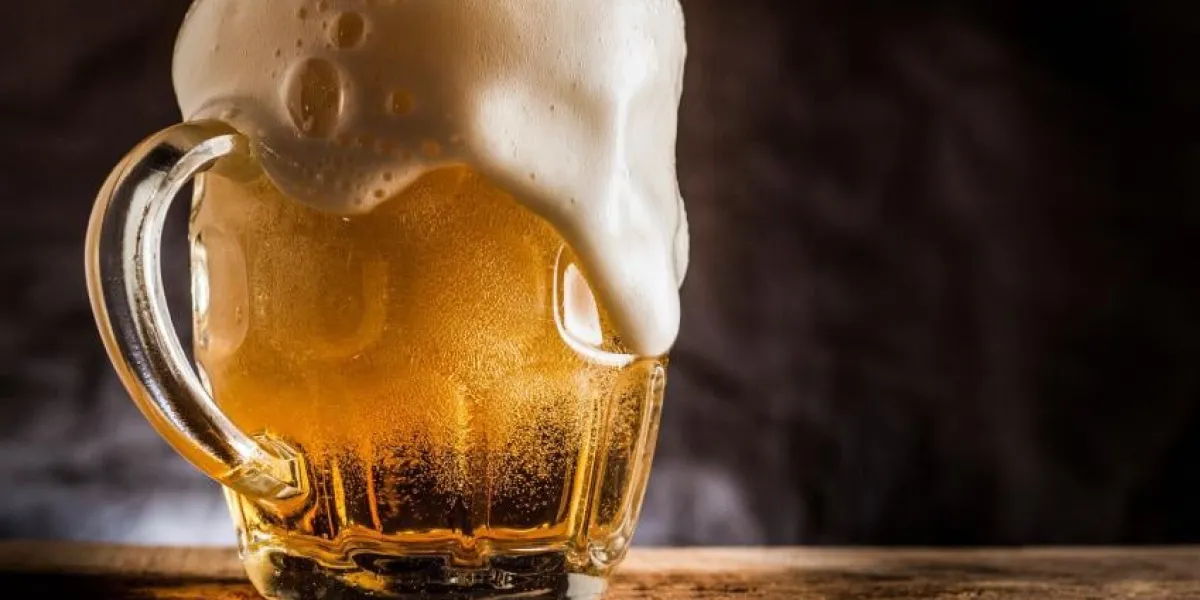 chope de bière sur la table en bois