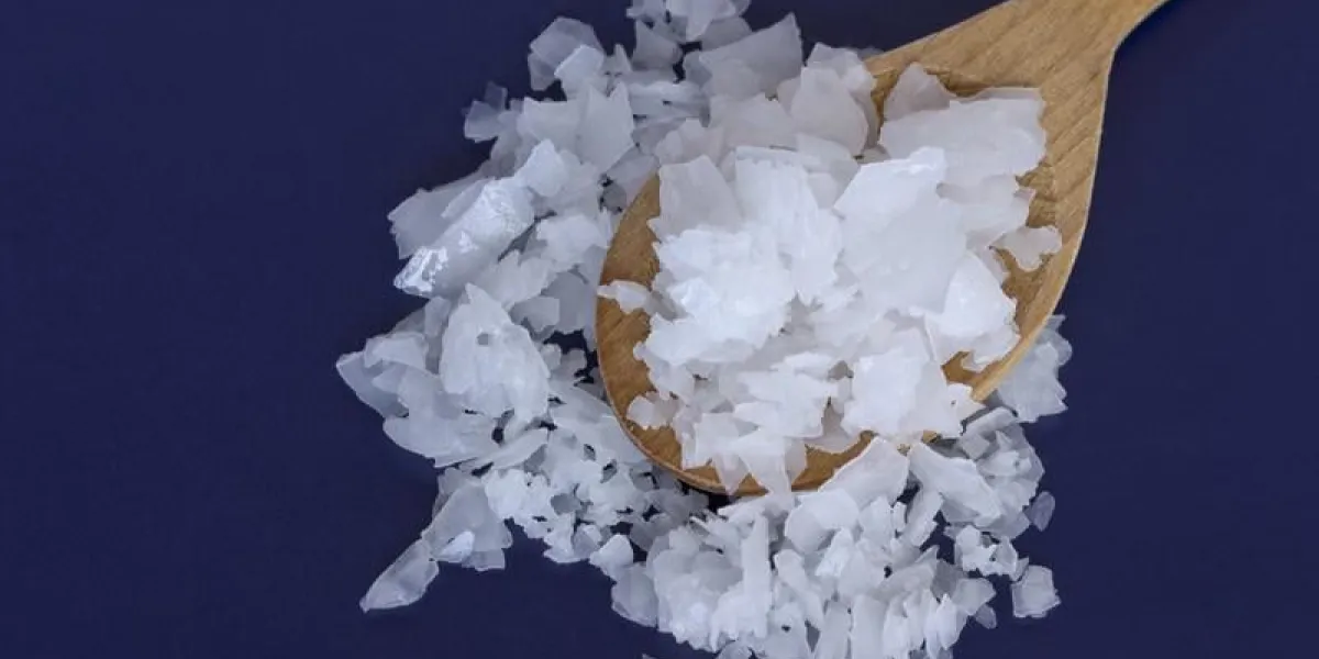 chlorure de magnésium-sel de mer dans des cuillères en bois-gros plan