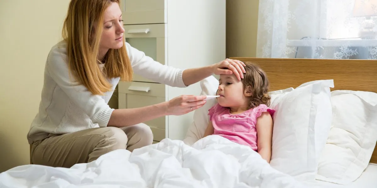 mère, mesurer, température, de, elle, malade, gosse, enfant malade, à, élevé, fièvre, poser, dans, lit, et, mère, tenue, thermomètre, main, front