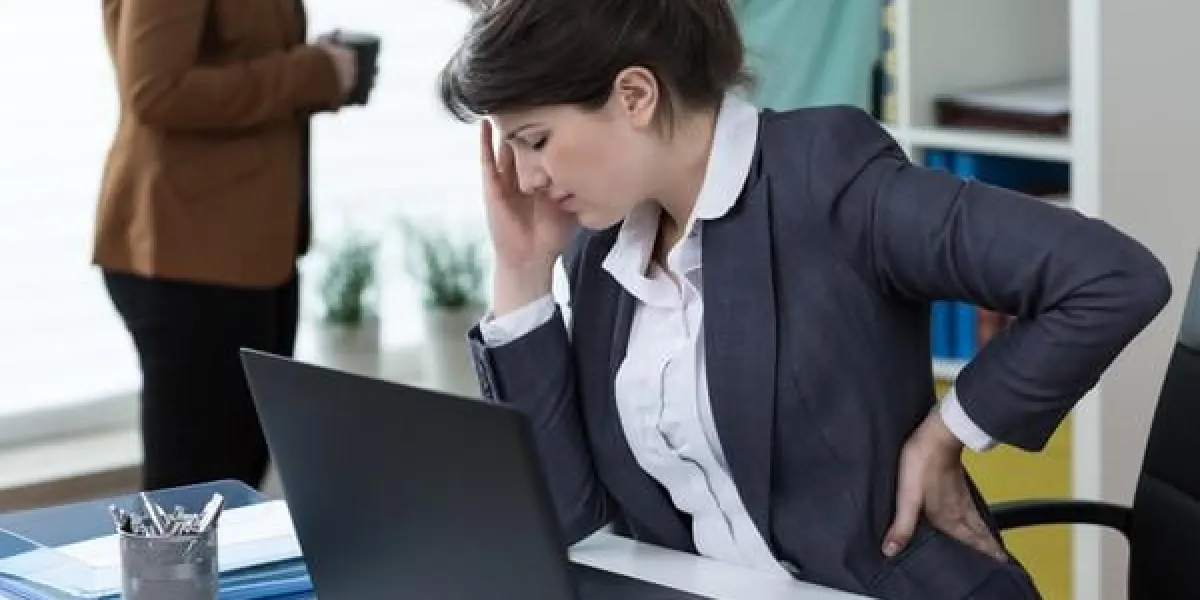 jeune femme assez occupée souffrant de douleur