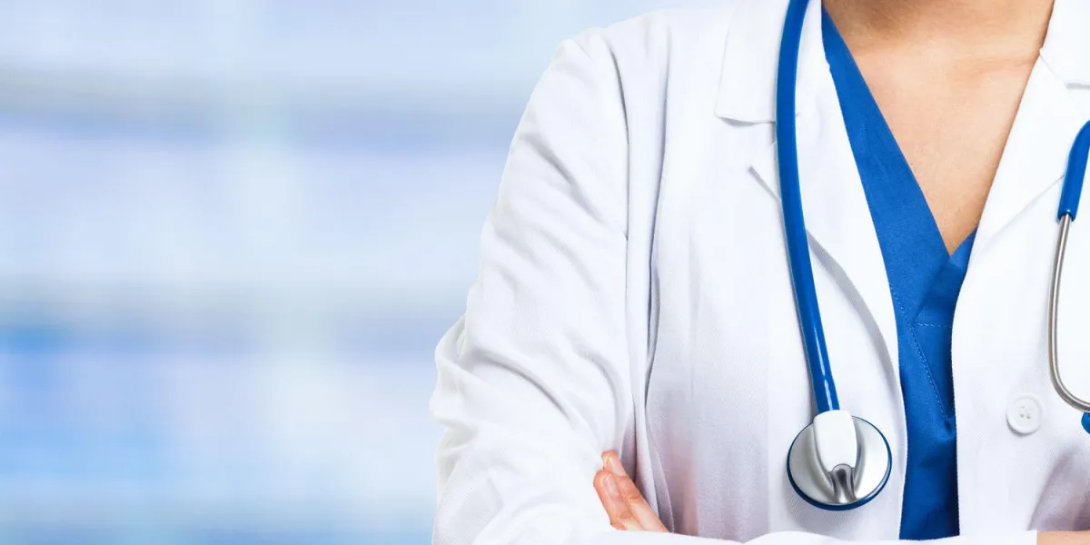 détail d'un uniforme d'infirmière sur un fond flou bleu