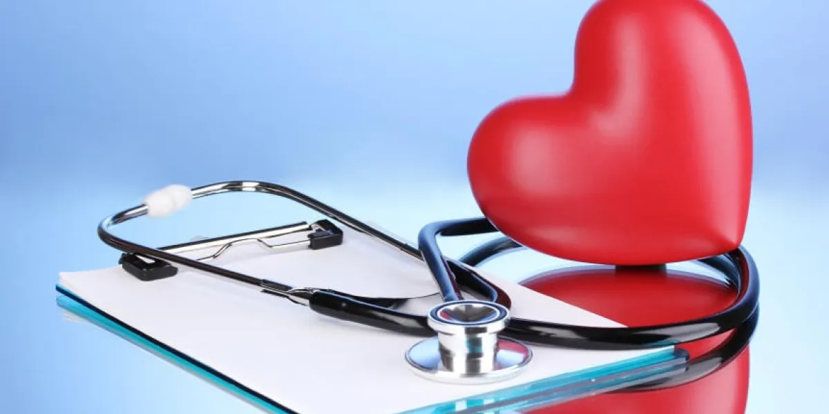 stéthoscope médical avec presse-papiers et coeur sur fond bleu