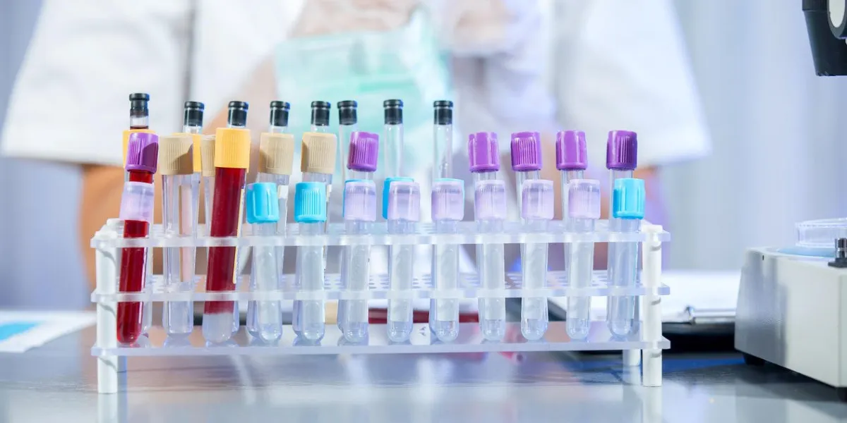 scientifique travaillant en laboratoire