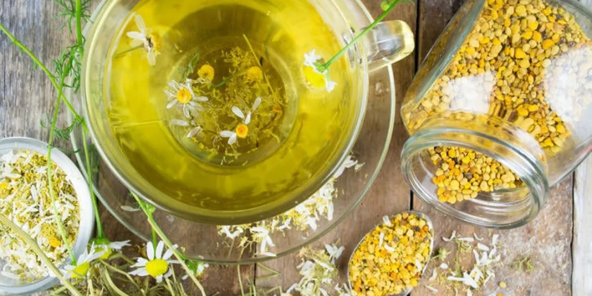 tasse de thé à la camomille avec des fleurs de camomille sèche