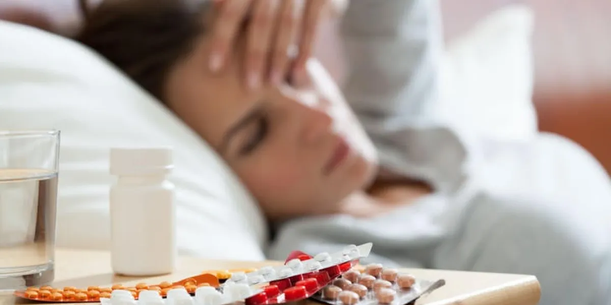 beaucoup de médicaments sur la table de nuit dans la chambre