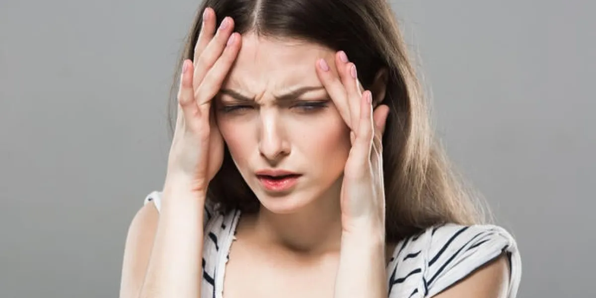 belle jeune femme portrait maux de tête dépression a souligné fatigué studio abattu