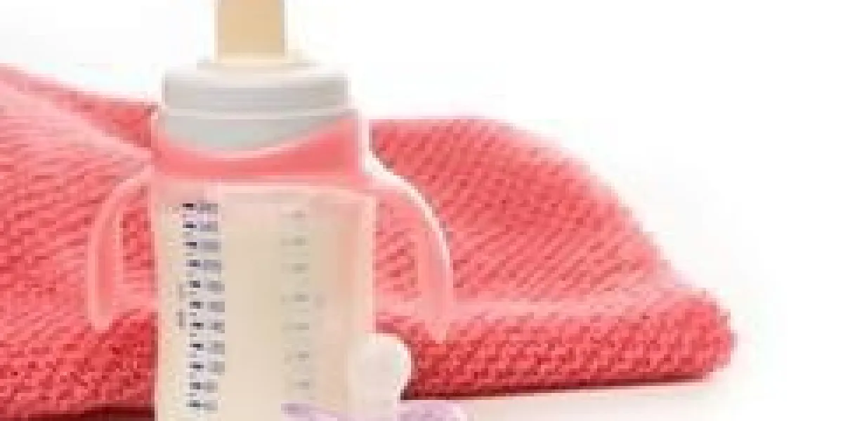 biberon avec lait, tétine et une couverture rose