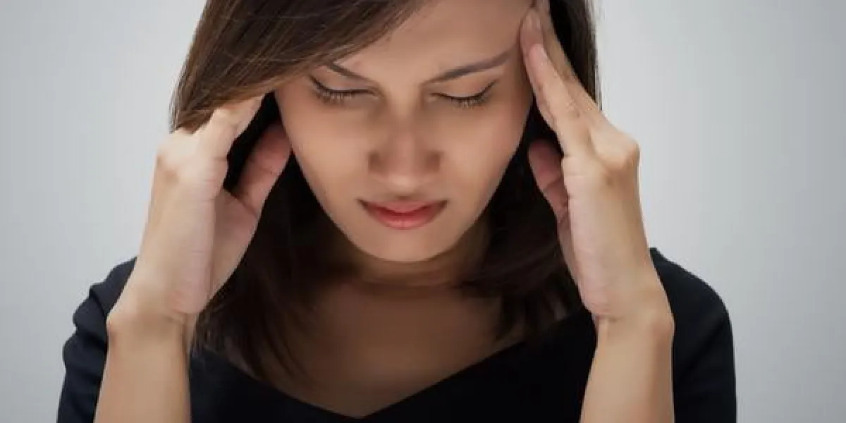 femme ayant un mal de tête