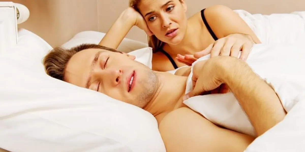 jeune femme en colère, parlant à son mari endormi