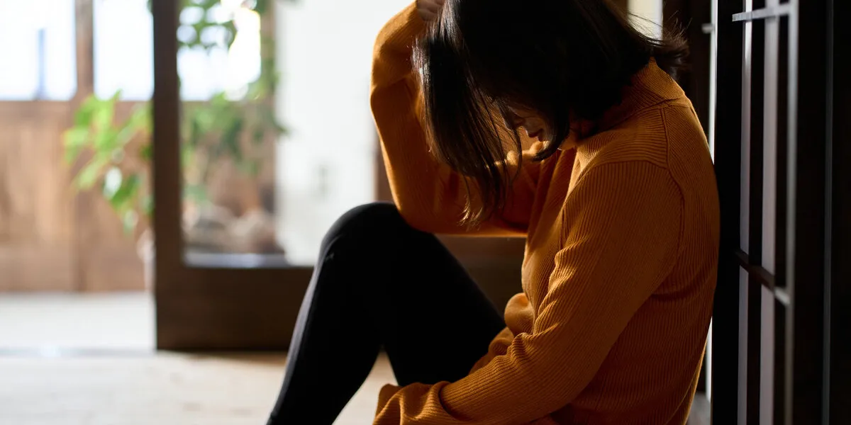 不安で落ち込む女性