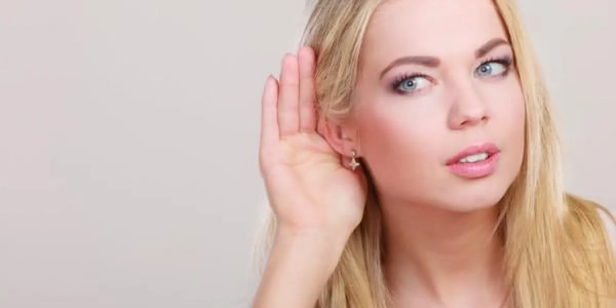 femme main à oreille écoute sur gossip gris fille avec paume derrière l'oreille espionnage closeup jeune entreprise femme écoute secret