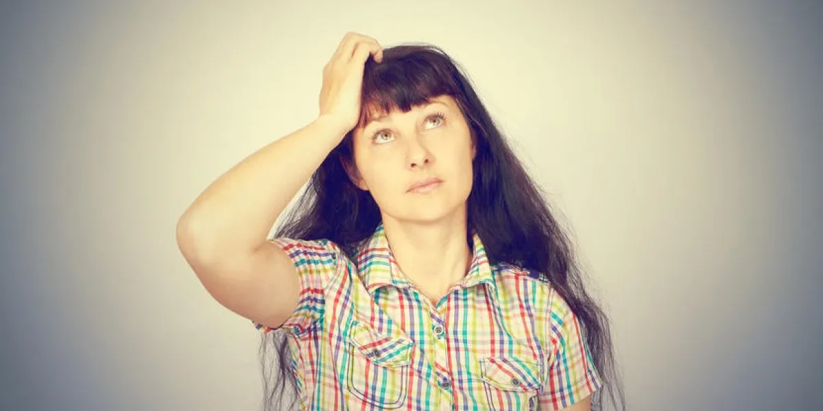 jeune femme, gratter, tête, penser, rêverie, profond, sur, quelque chose, isolé, sur, arrière-plan gris