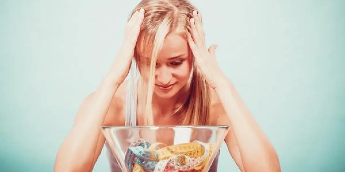 régime, alimentation saine, perte de poids et concept de corps mince ajustement fitness fille et bol avec beaucoup de rubans à mesurer colorés, jeune femme s'ennuie de régimes