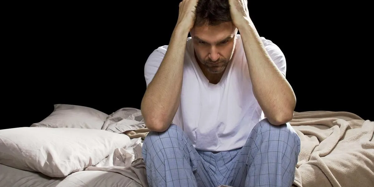 jeune homme incapable de dormir à cause du stress des problèmes