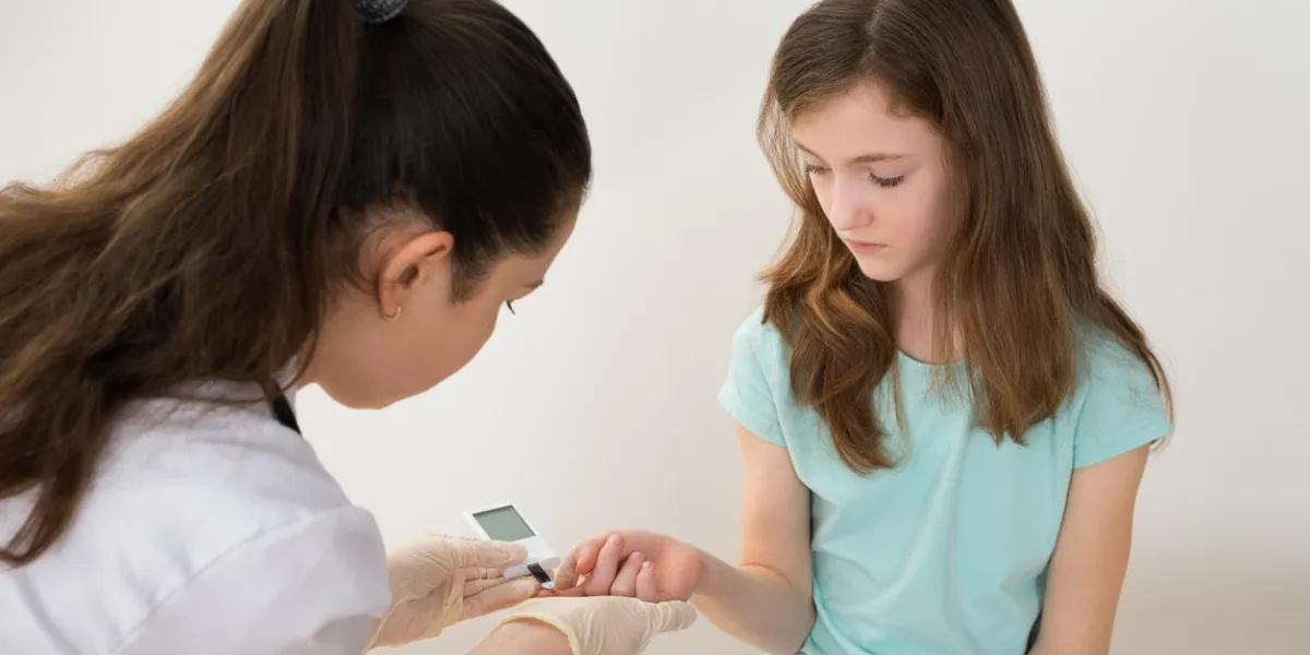 docteur en laboratoire mesurer le niveau de sucre dans le sang de la fille avec glucomètre