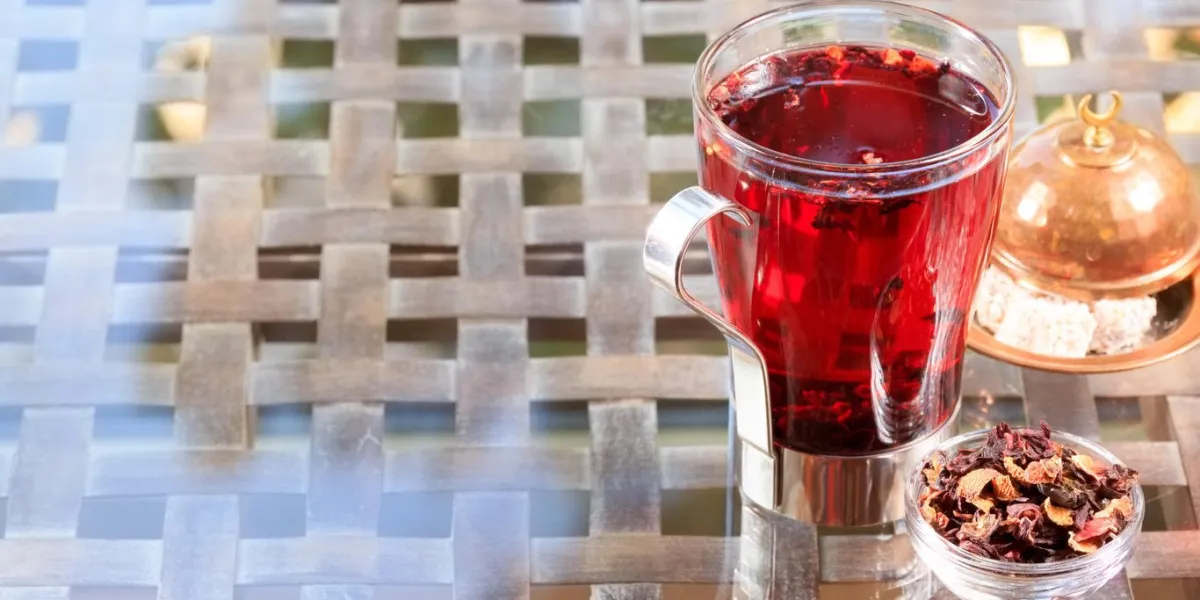 concept de thé d'hibiscus à base de plantes dans une tasse en verre avec locum turque boisson saine sans caféine neutre fond horizontal, format d'écran large
