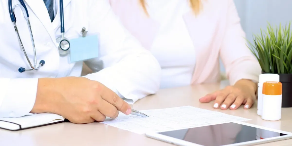 médecin expliquant le diagnostic à une patiente