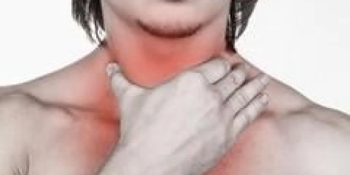 homme tenant sa gorge dans la douleur, isolé sur fond blanc