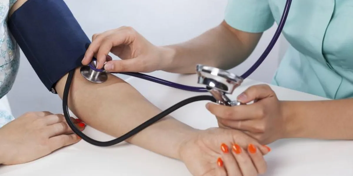 gros plan du docteur mesure de la pression artérielle de la femme