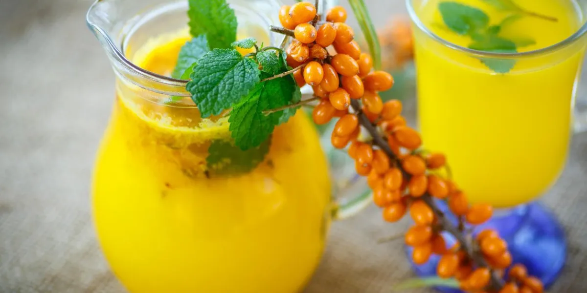 jus de baies mûres d'argousier dans une tasse en verre