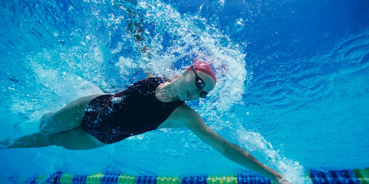 nageuse nageant à mi-course