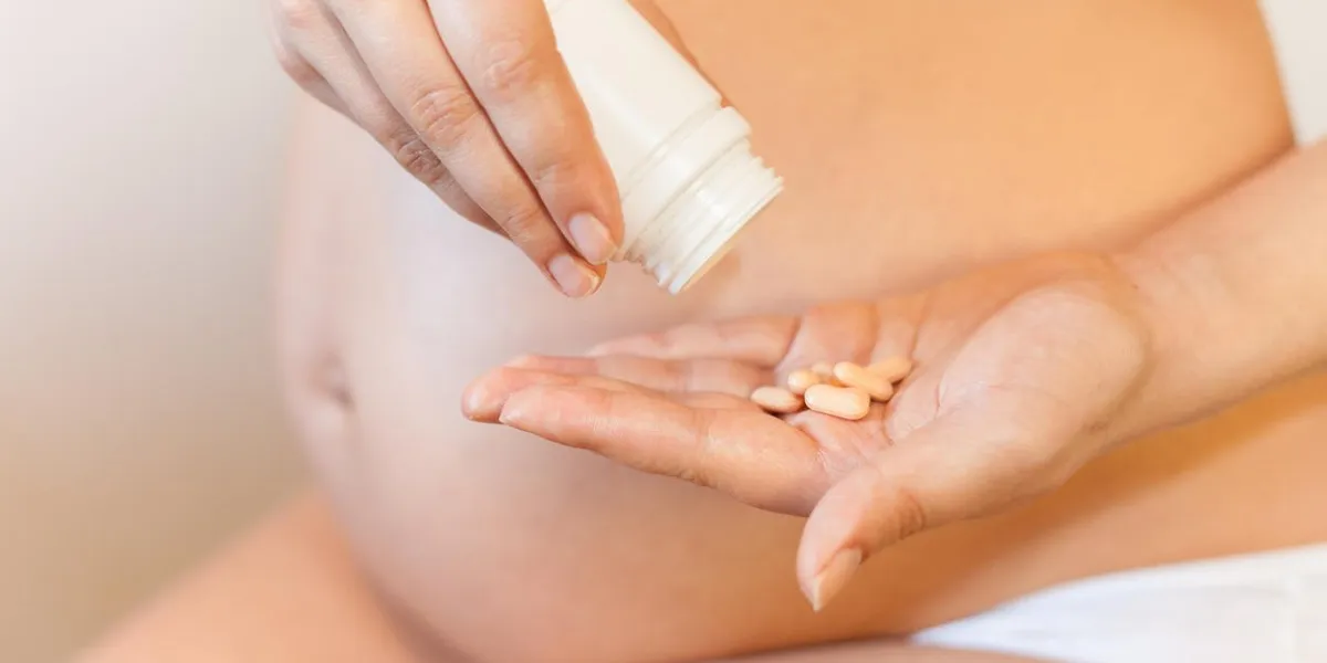 femme enceinte utilise des comprimés de vitamines pour une alimentation saine