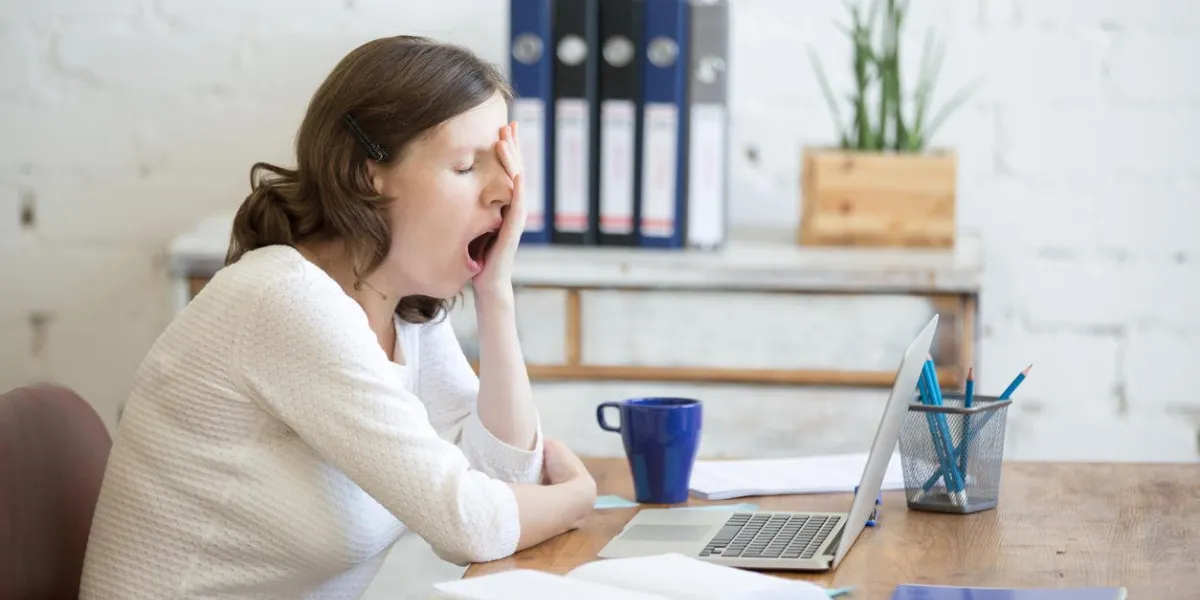 portrait, de, jeune femme, séance table, devant, ordinateur portable, endormi, fatigué, surmené, paresseux au travail attrayant, femme affaires, bâillement, dans, bureau maison, délassant, ou, ennui, après, travail, sur, ordinateur portable