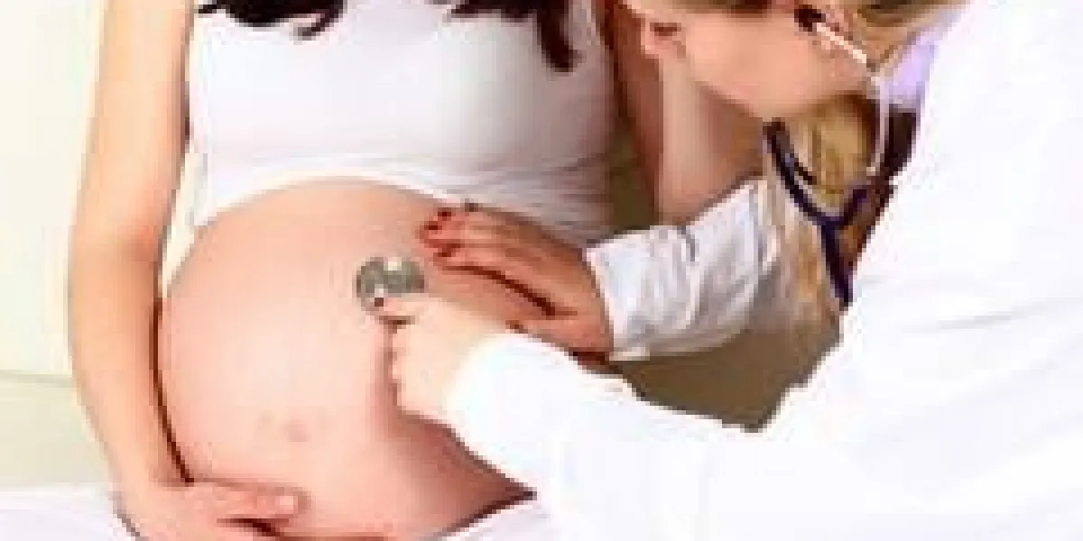 femme enceinte avec un médecin à l'hôpital - à l'intérieur
