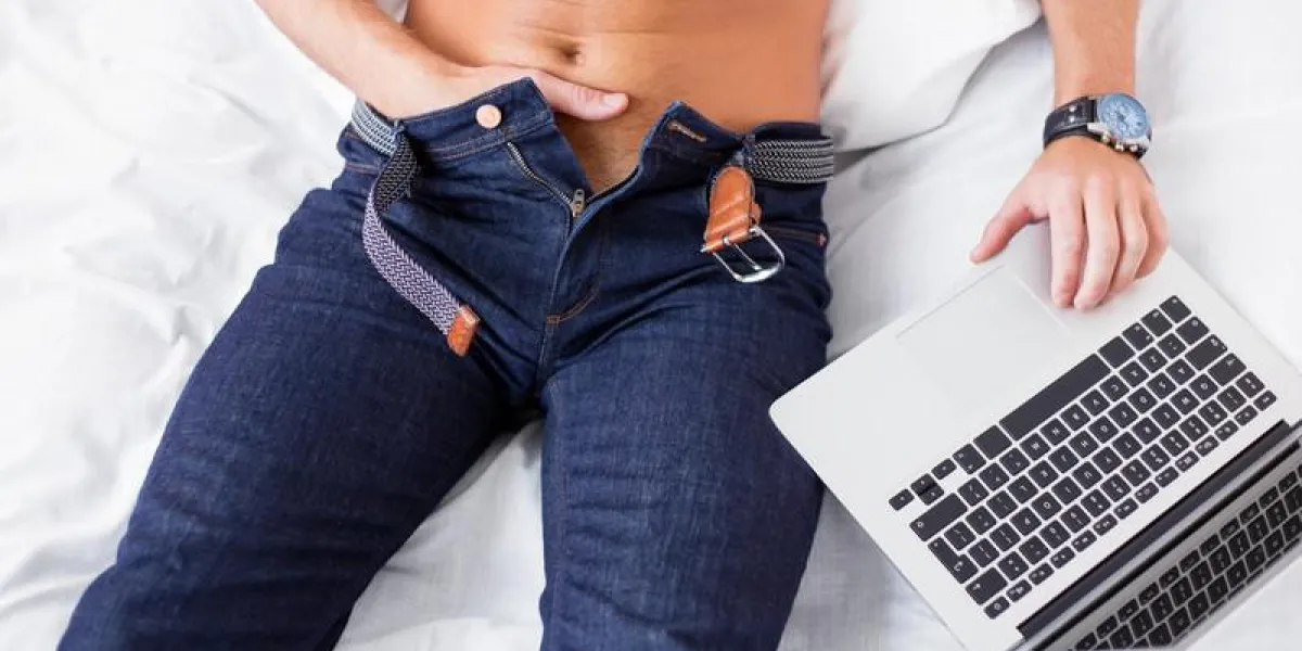 mâle se masturber tout en utilisant un ordinateur