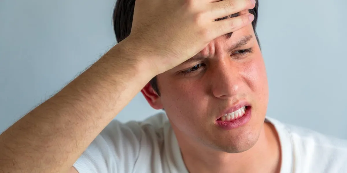 jeune homme avec de la fièvre ou un coup de chaleur
