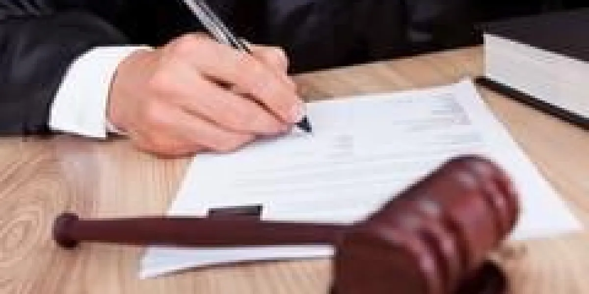 juge masculin écrit sur papier dans la salle d'audience