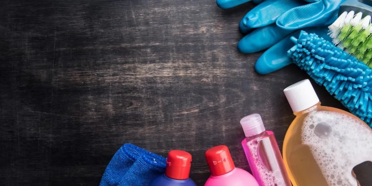 produits de nettoyage et outils sur un plancher en bois, concept de nettoyage