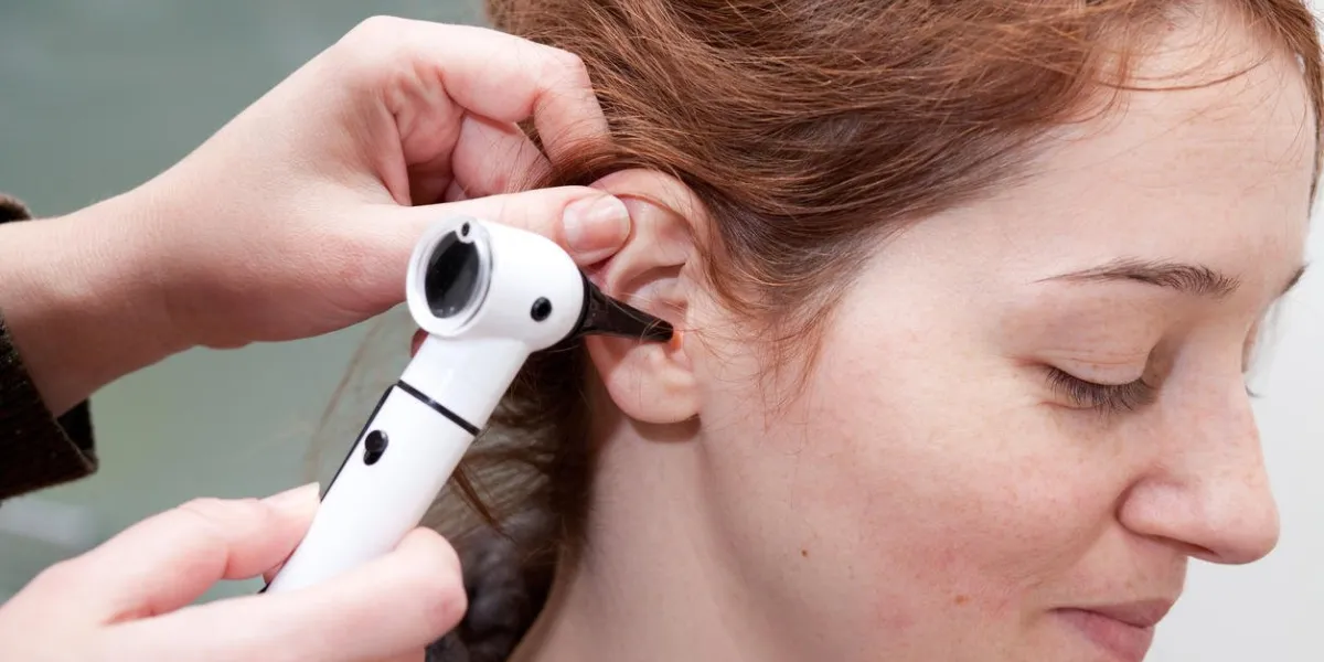 examen de l'oreille avec otoscope