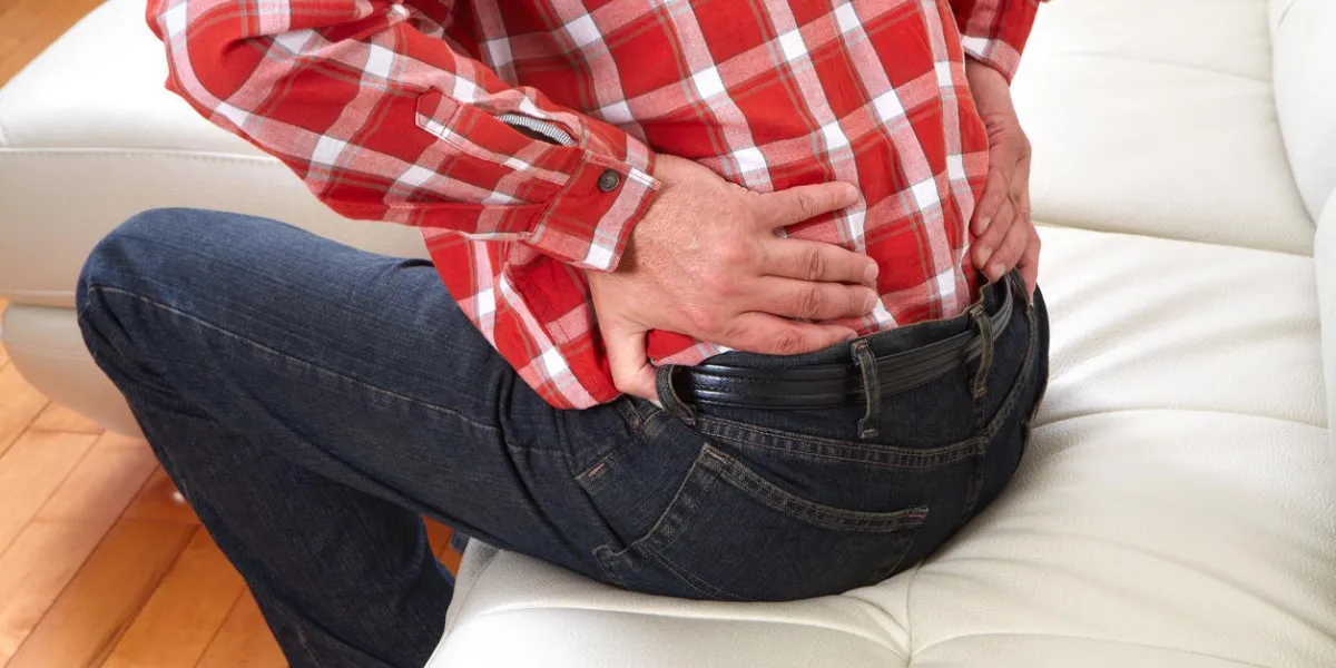 malheureux homme souffrant de mal de dos à la maison