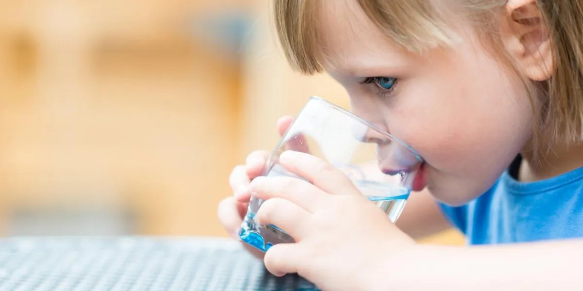 fille l'eau potable mignonne petite fille l'eau potable à l'extérieur - très faible profondeur de champ (oeil de la fille est parfaitement nette)