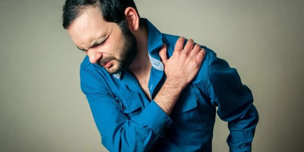 homme barbu a une douleur à l'épaule