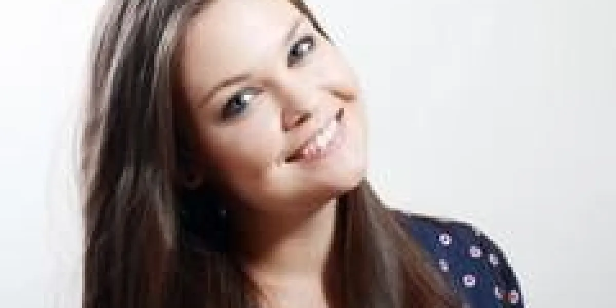 portrait de la belle adolescente souriante sur fond gris