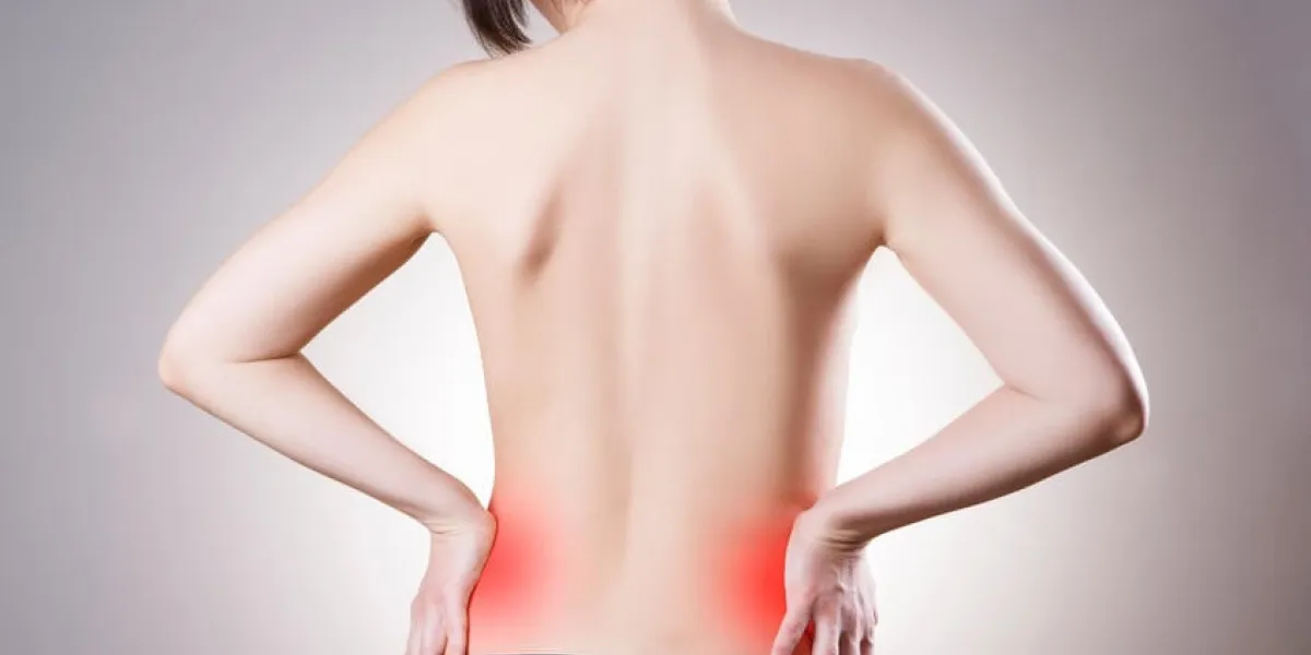 femme avec mal de dos dans le corps humain sur un fond gris