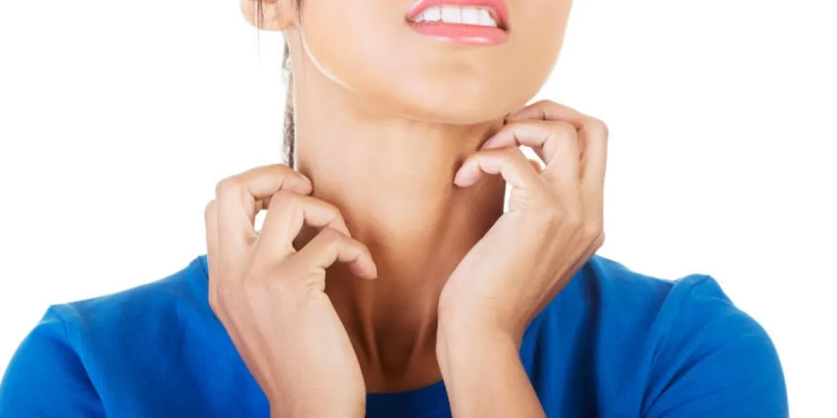 belle jeune femme se gratter soi-même isolé sur blanc