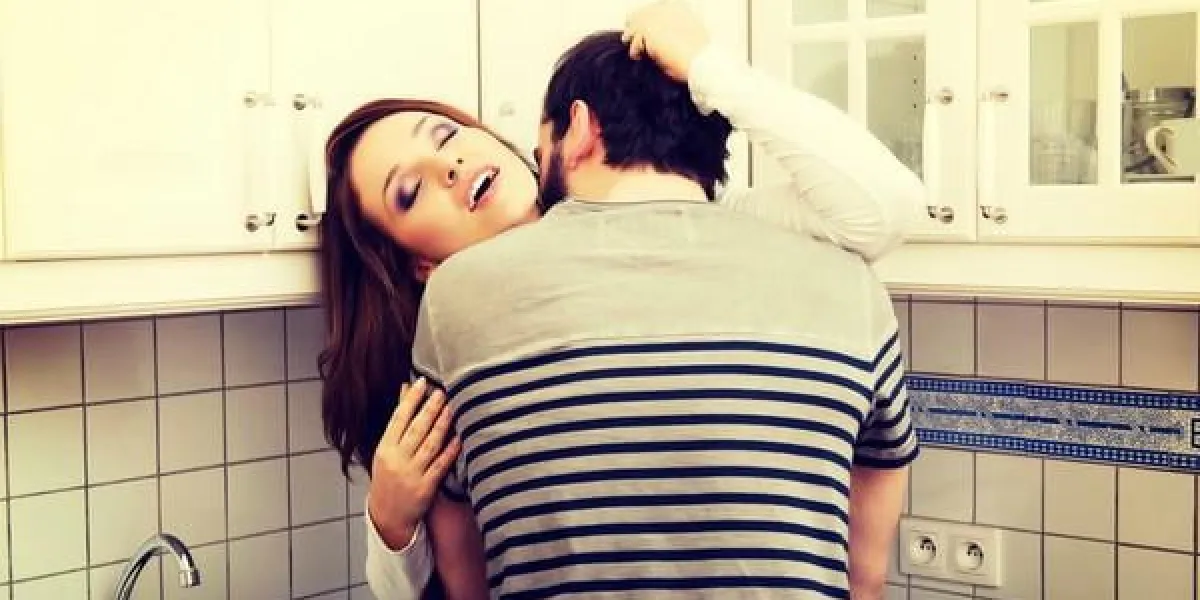 jeune couple s'embrasser avec le désir dans la cuisine