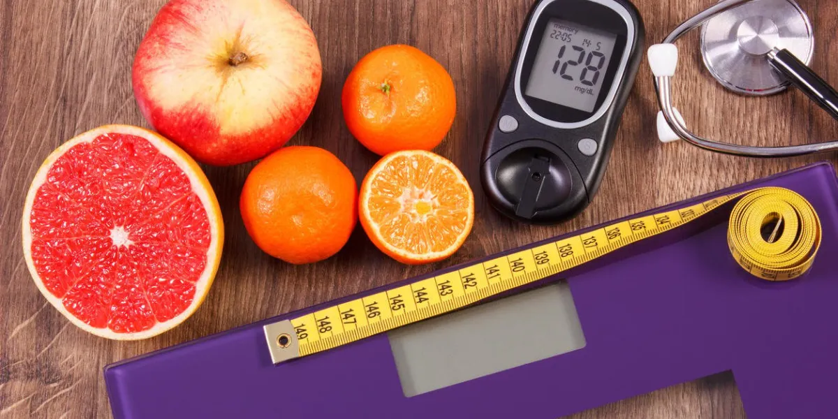 balance de salle de bain électronique et lecteur de glycémie avec résultat de mesure niveau de sucre, aliments sains et stéthoscope, concept de modes de vie sains, diabète et minceur