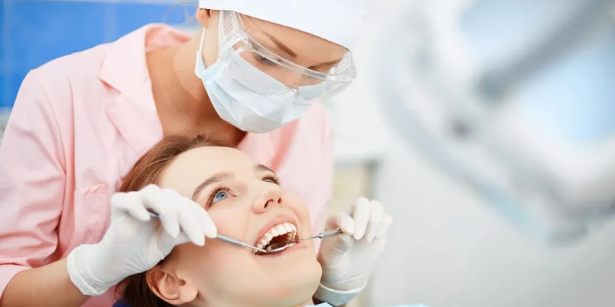 jolie fille ayant un bilan de la bouche