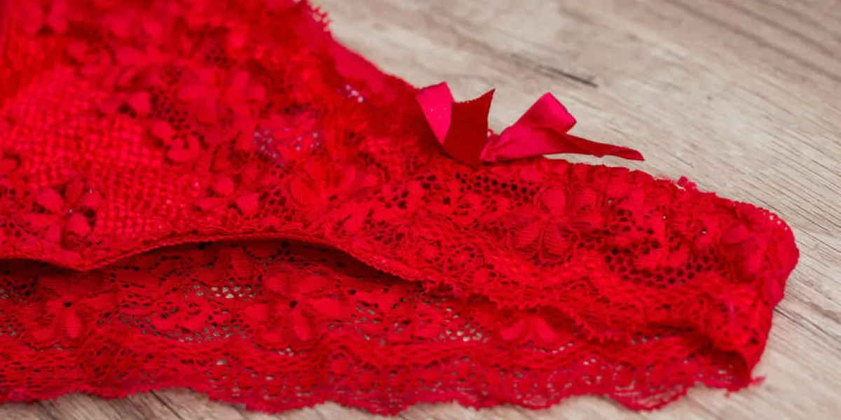 sous-vêtements rouges sur le bureau