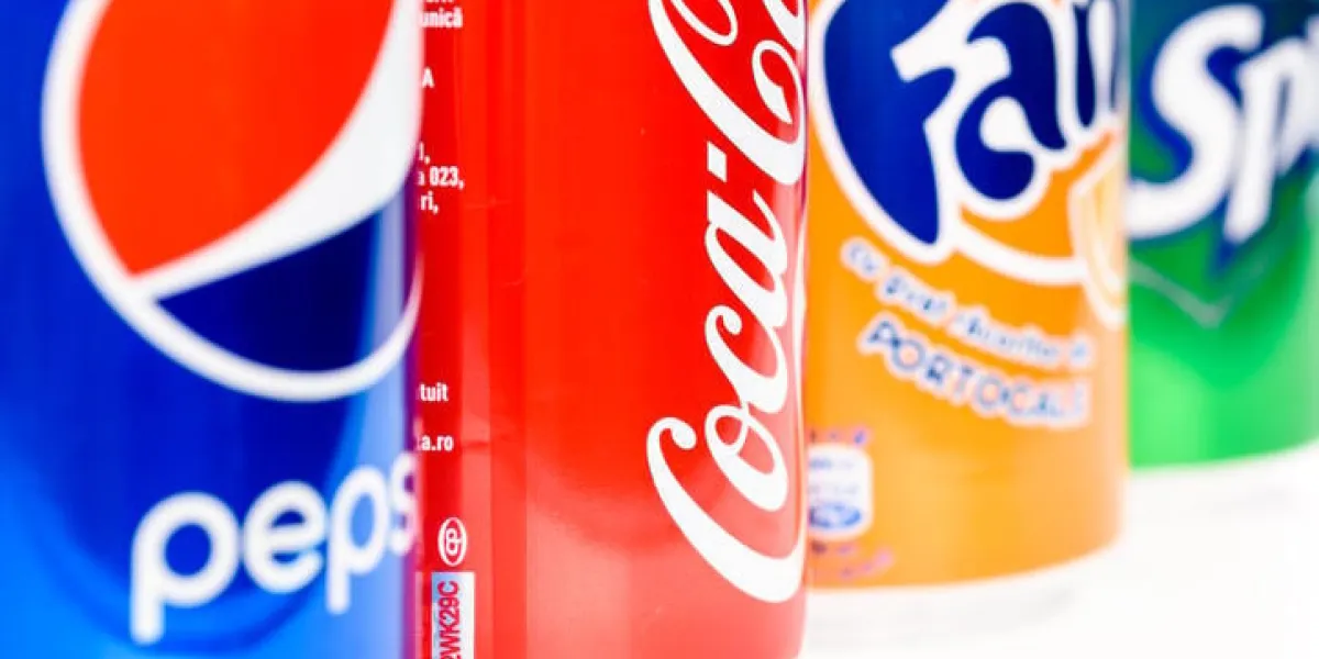 bucarest, roumanie - 16 janvier 2016 pepsi, coca cola et fanta sont les boissons gazeuses les plus célèbres vendues dans les magasins, les restaurants et les distributeurs automatiques du monde entier