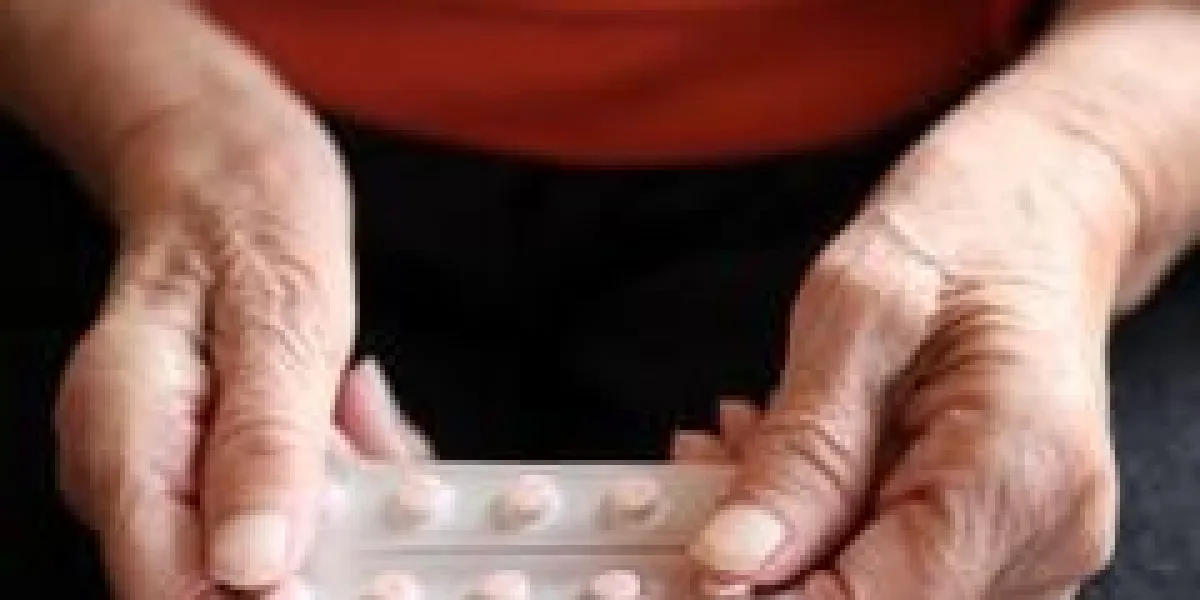 gros plan de vieilles mains avec des comprimés