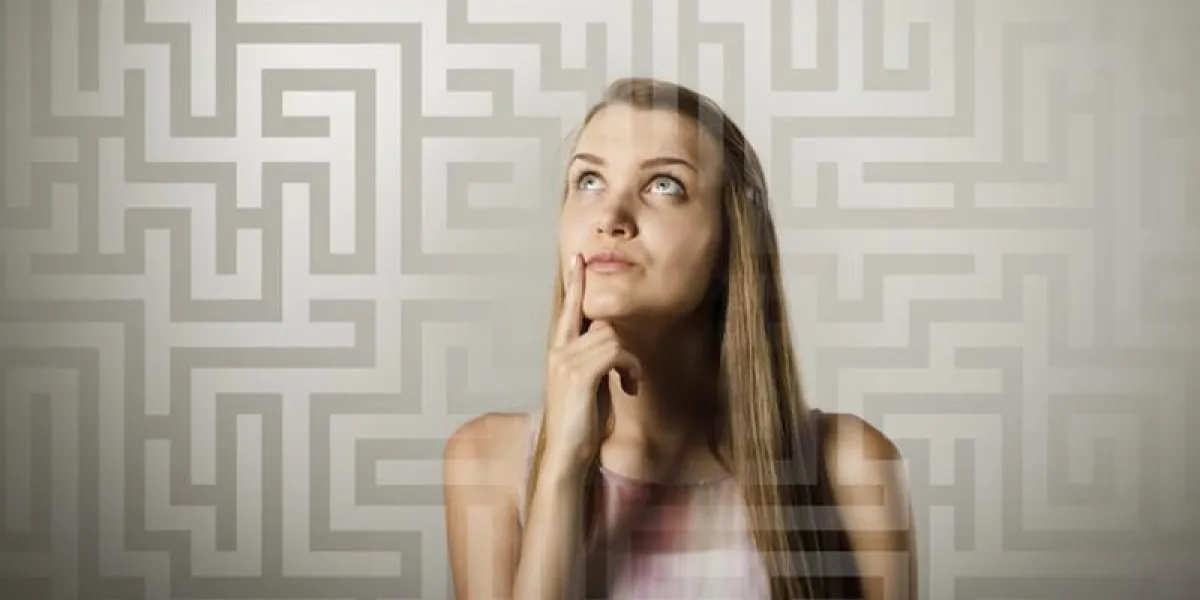 femme à la recherche de la solution jeune femme fait quelque chose