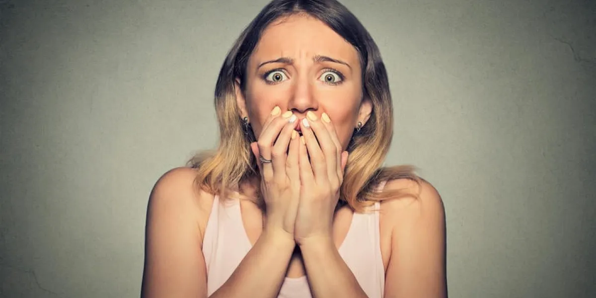 inquiet effrayé femme anxieuse ayant une attaque de panique