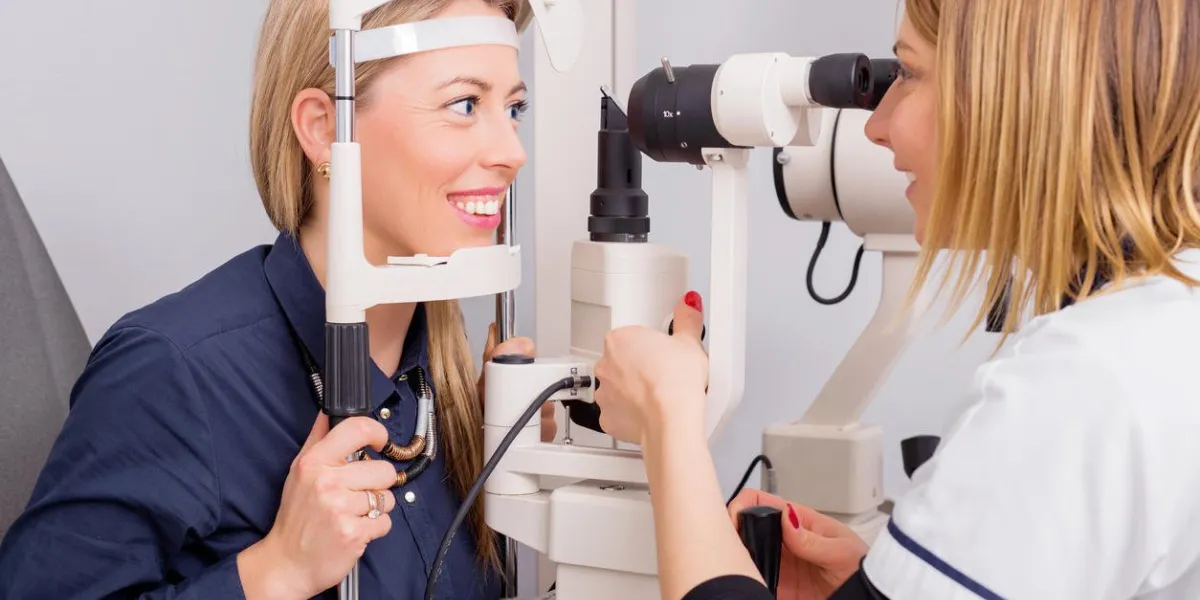 femme dans le bureau des optométristes vérifiant sa vision