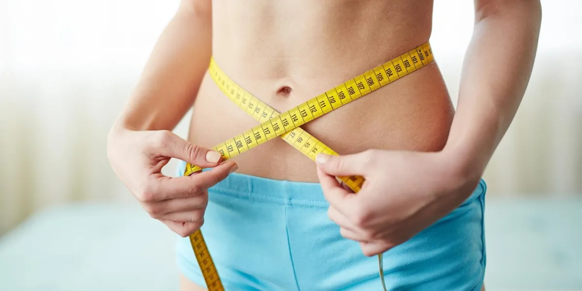 taille féminine avec ruban à mesurer